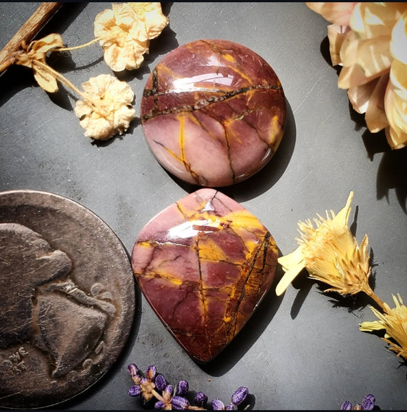 Lilac Mookaite Round Petal Set Cabochon