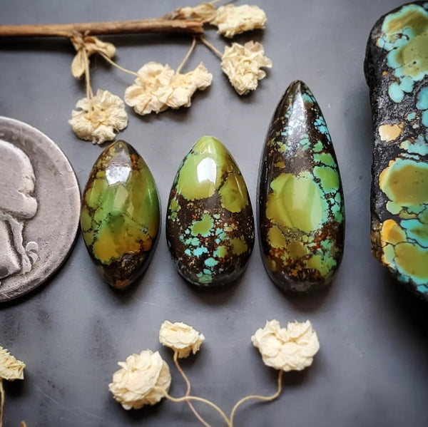 Qingu Polychrome Drop Set Cabochon
