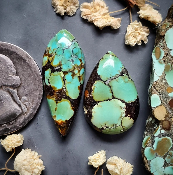 Gold Halo Qingu Turquoise Drop Set Cabochon